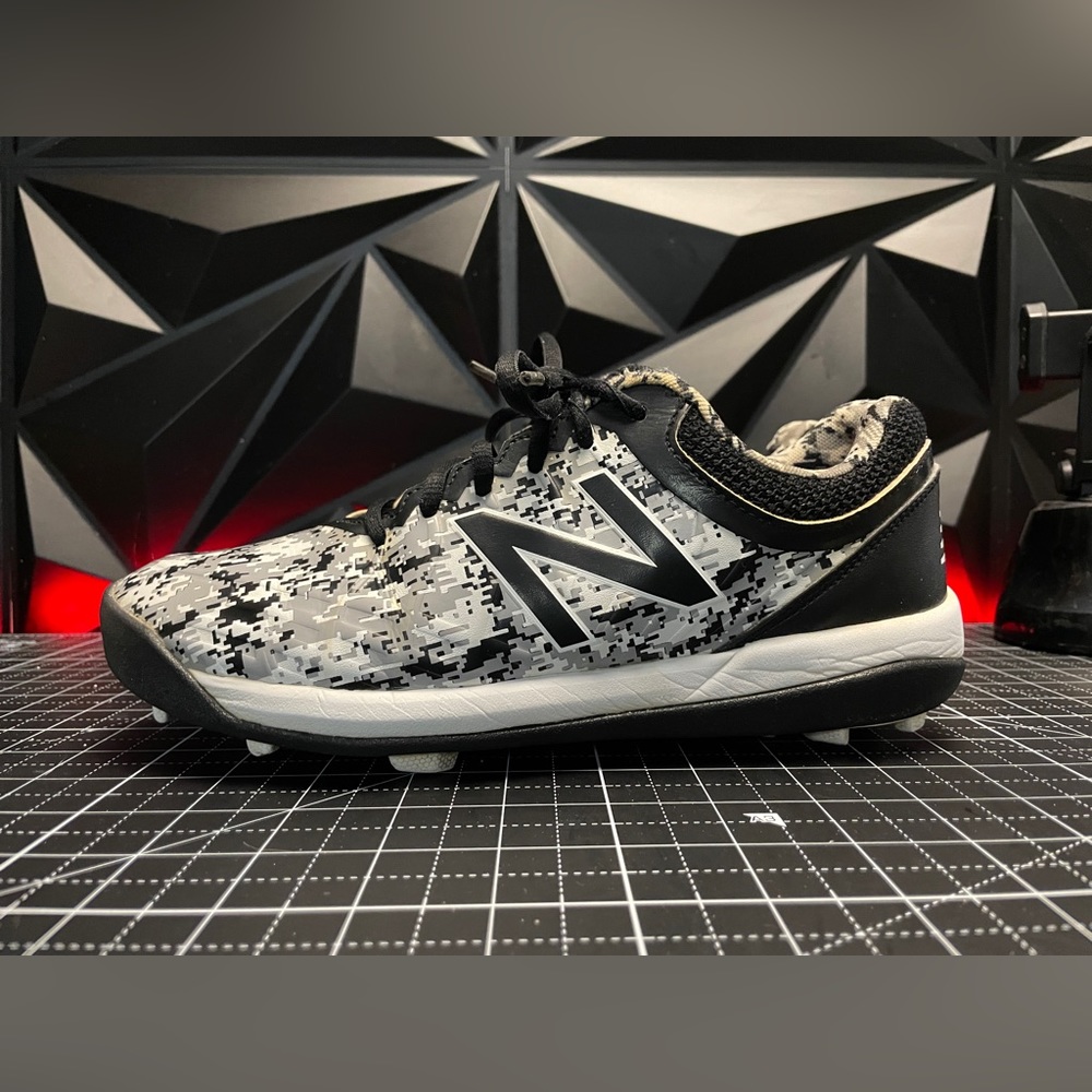 New Balance Baseball Softball Cleats  6.5Y/8W